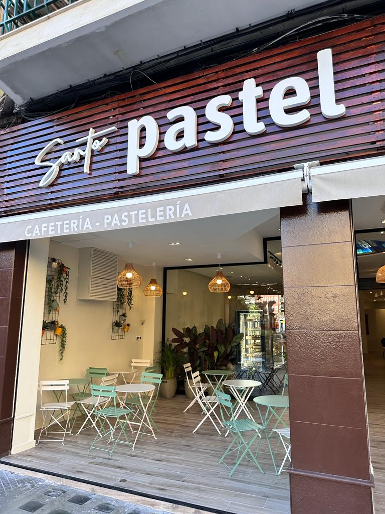 Foto del ingreso a la tienda Santo Pastel ubicada en calle de Carcagente 2 (esquina Av. Giorgeta) en Valencia, España