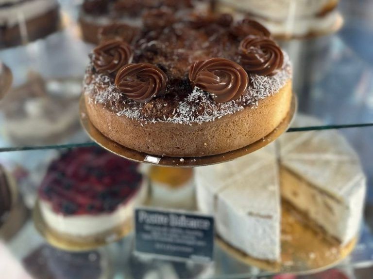 Foto de ejemplo para la entrada de Santo Pastel: Listado de tartas exhibidas en la tienda de Av. de Baleares 26, Santo Pastel, Valencia