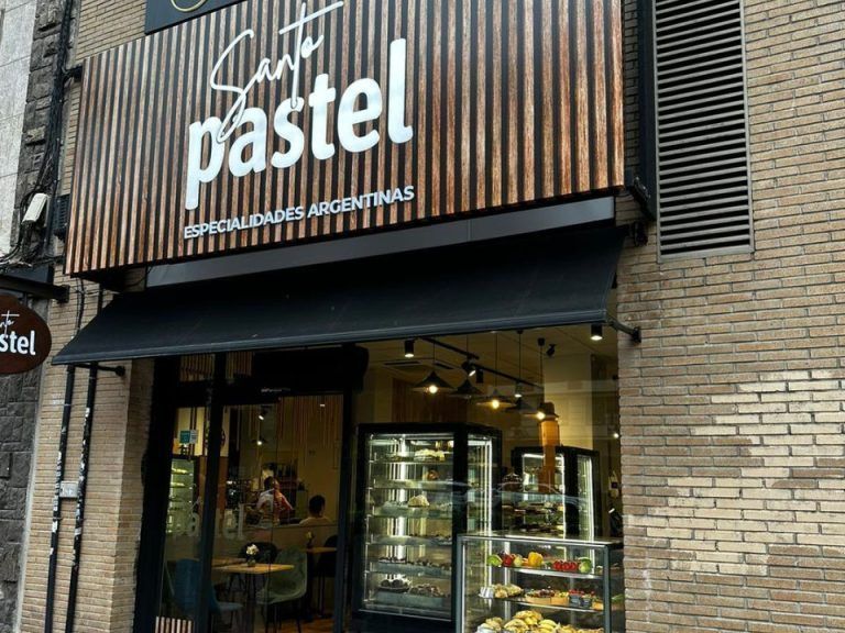 Foto de la fachada del nuevo local de Santo Pastel, ubicado en la Gran Via de las Germaníes 17, siempre en Valencia, donde seguimos elaborando los productos artesanales más ricos