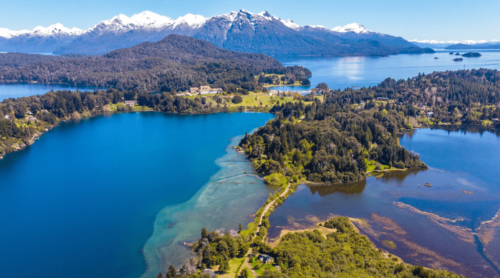 Foto panorámica de Bariloche, en la Patagonia Argentina, de donde proviene la torta Bariloche de Santo Pastel