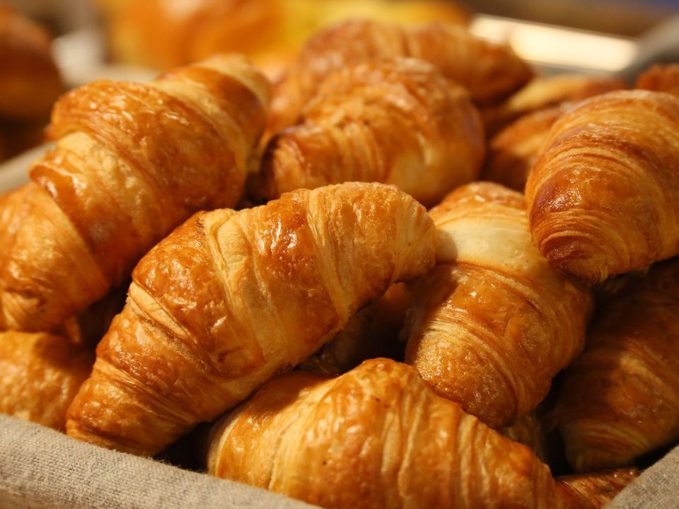 Panadería argentina de Santo Pastel - Medialunas, vigilantes, bizcochos criollos salados y dulces + croissants con estilo argentino